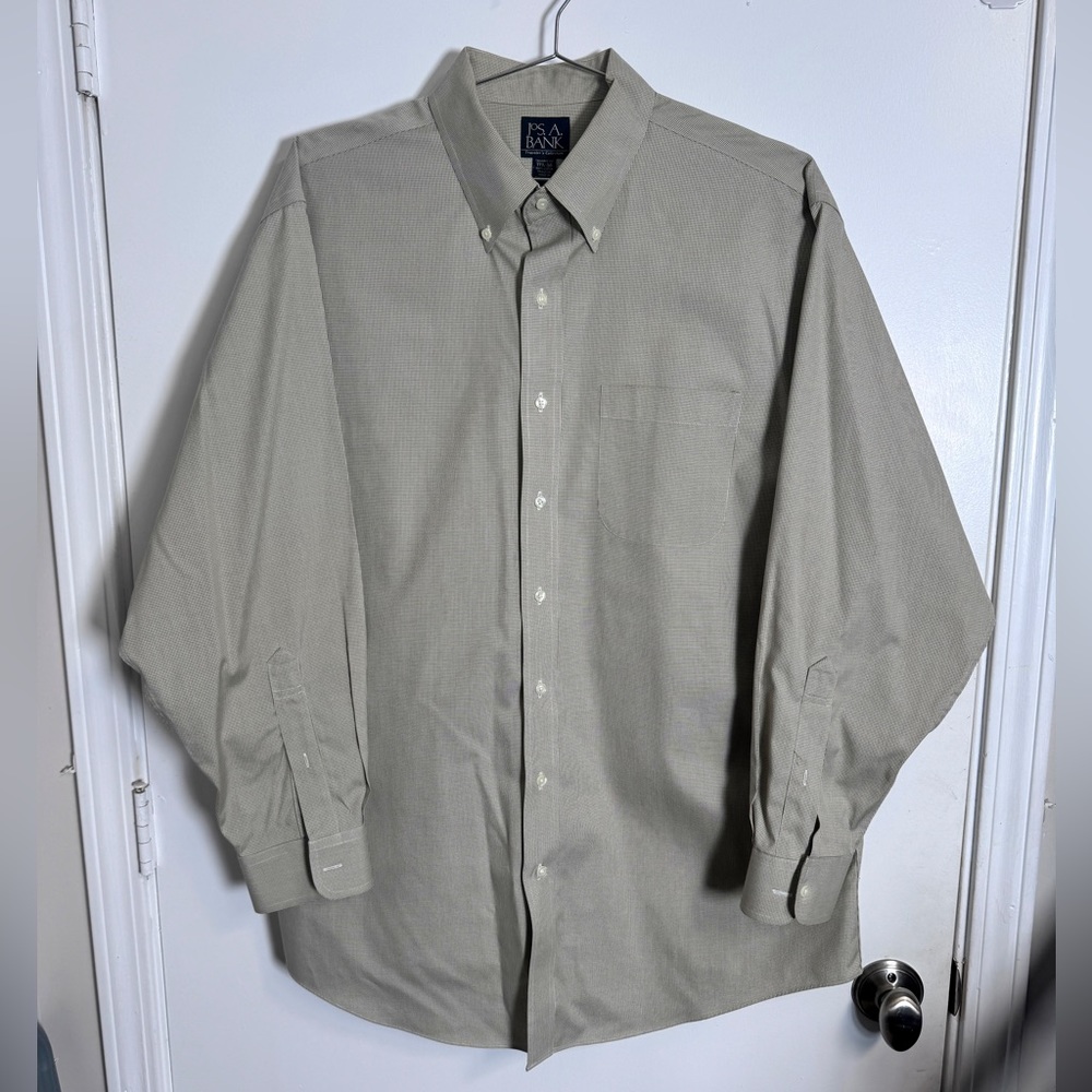 Great button-down dress shirt. Freshly dry cleaned Jos A Bank 17 1/2 34